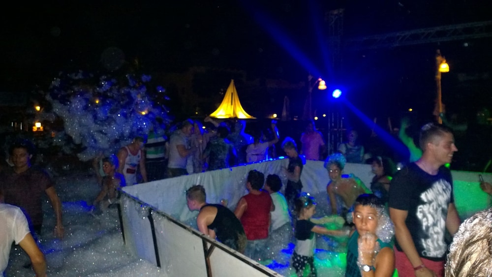 Charmillion Gardens Aquapark - 1