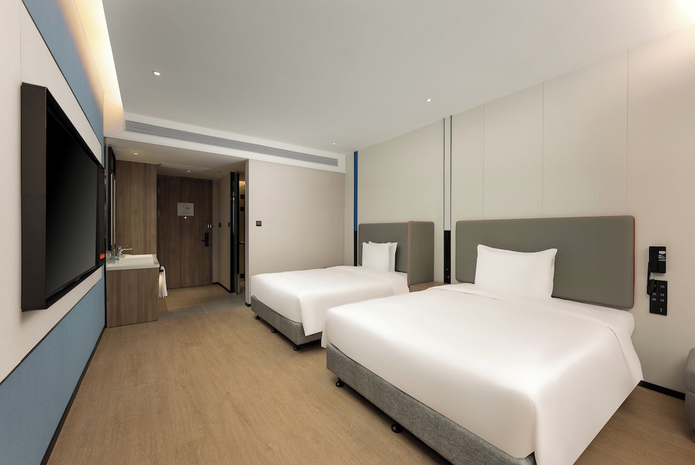 Holiday Inn Express Shanghai Jing'an Temple by IHG - 1