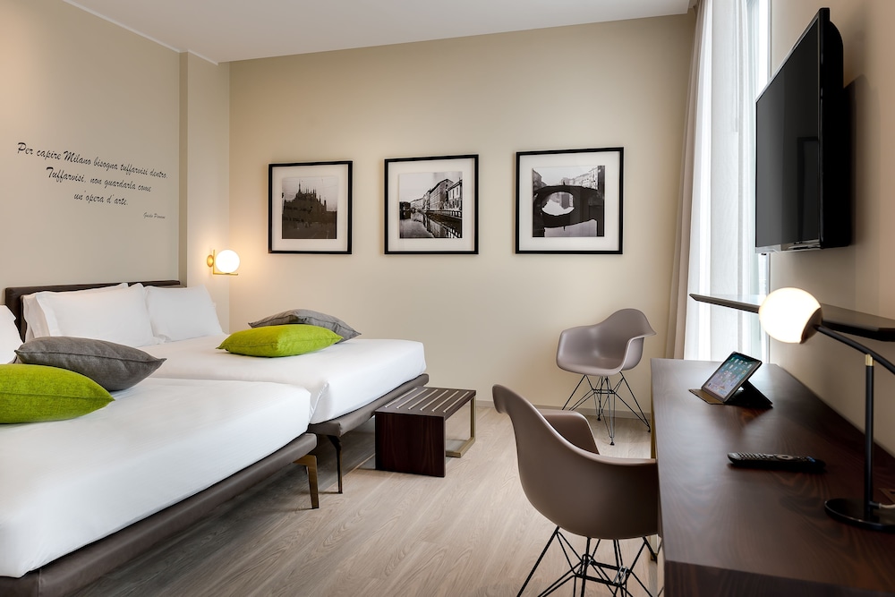 Hotel Canada - 1